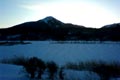 2009.02.23 02:04  wacca～ "早朝の信州の白樺湖周辺を走りました。早朝のひんやりとした空気が心地好かったです。携帯での撮影なのでイマイチですが、湖面が凍結している白樺湖と蓼科山です。最近はskiに行く時でもランニングシューズ持参です。"