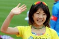 2009.03.08 23:00  　 "高橋尚子　１０００回の「ありがとう」　名古屋マラソン。レース後、花束を手に笑顔の高橋尚子さん＝名古屋市瑞穂区の瑞穂陸上競技場で２００９年３月８日、竹内幹撮影"