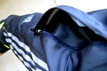 2009.04.28 13:30  カブキ "先日購入したおNEWのadidasのランパン。購入のポイントはココ。ファスナー付きのポッケ。"