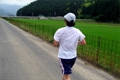 今日は中３の娘が30km走に自転車で伴走してくれた嬉しい記念日です。ワタシの走る後ろ姿(撮影：娘）